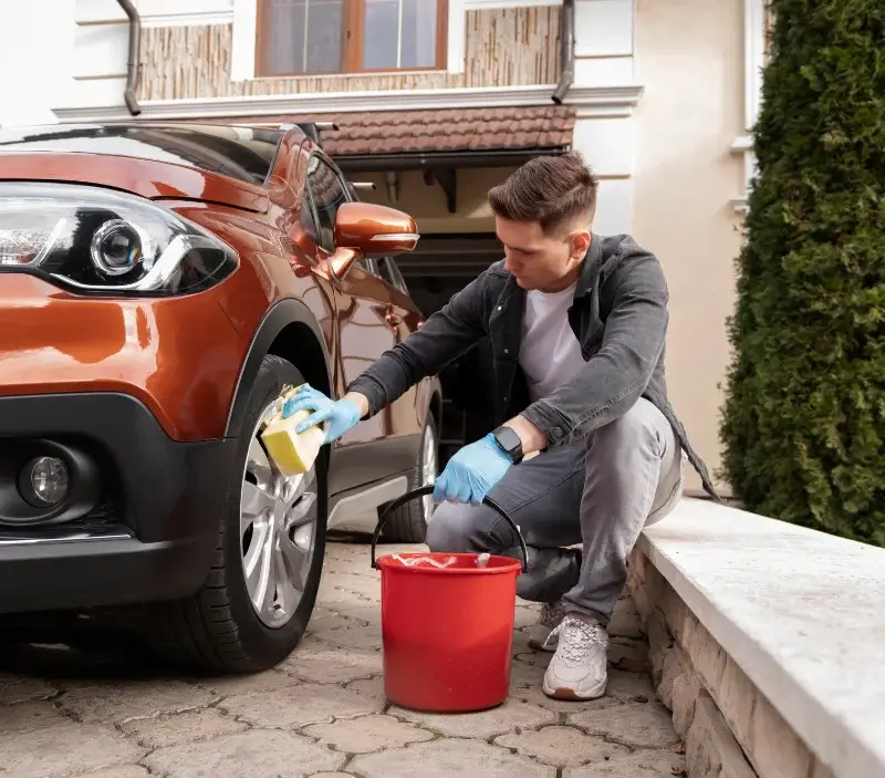 Lavage auto à domicile Rouilly-Saint-Loup : professionnel intervenant sur un véhicule